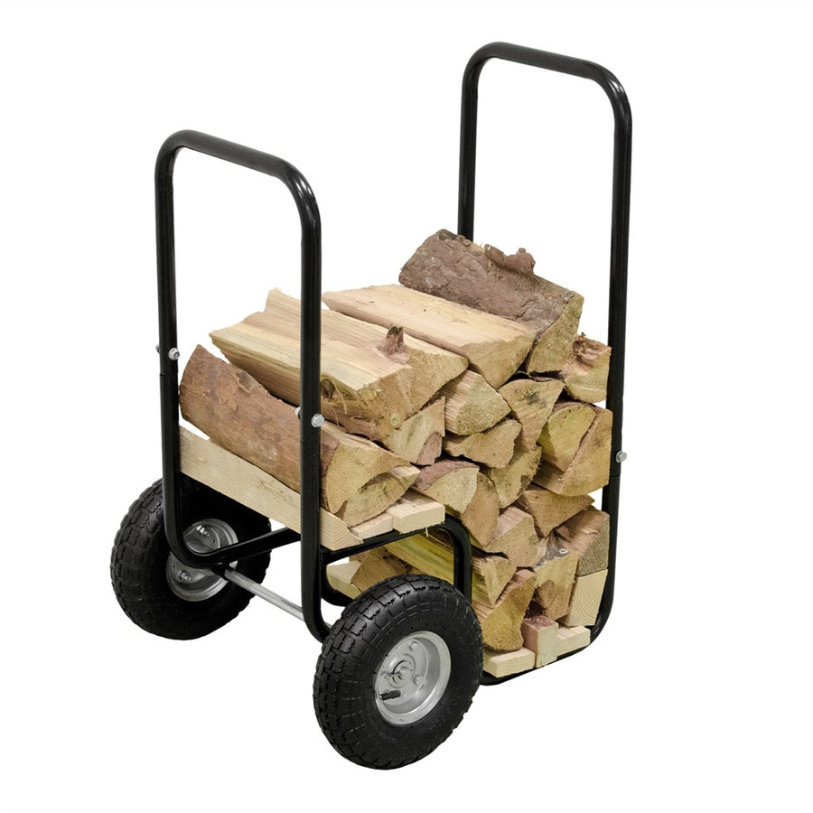 Vom Holzstapel im Hof bis an den Kamin sind es mehrere Gänge mit vollen Armen — und danach liegt das Holz lose neben dem Ofen.