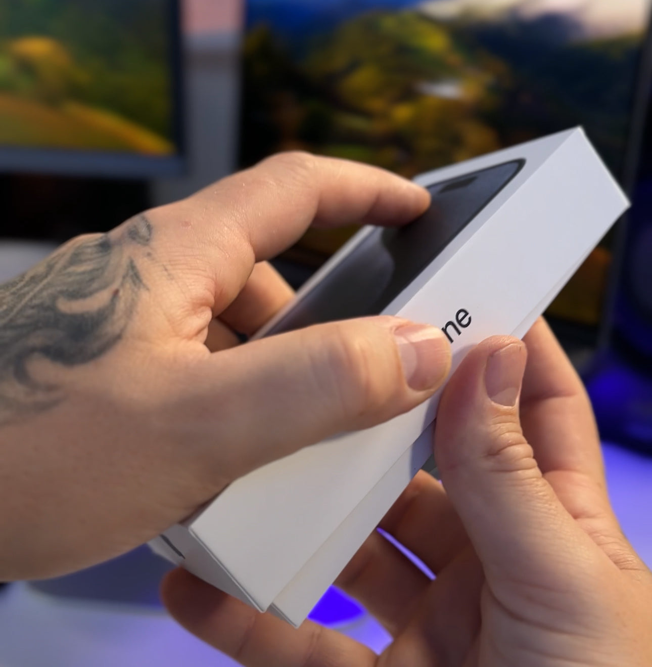 iPhone 15 Pro in blue - Unboxing