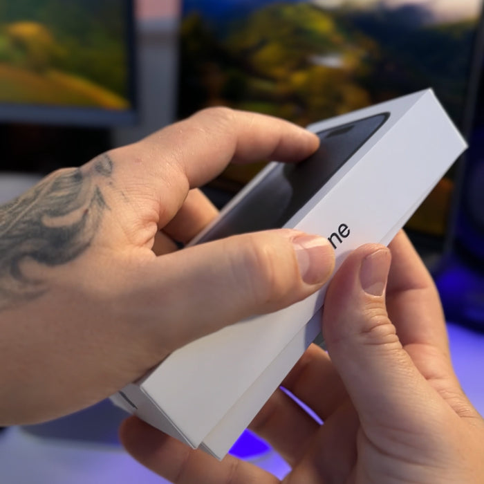 iPhone 15 Pro in blue - Unboxing