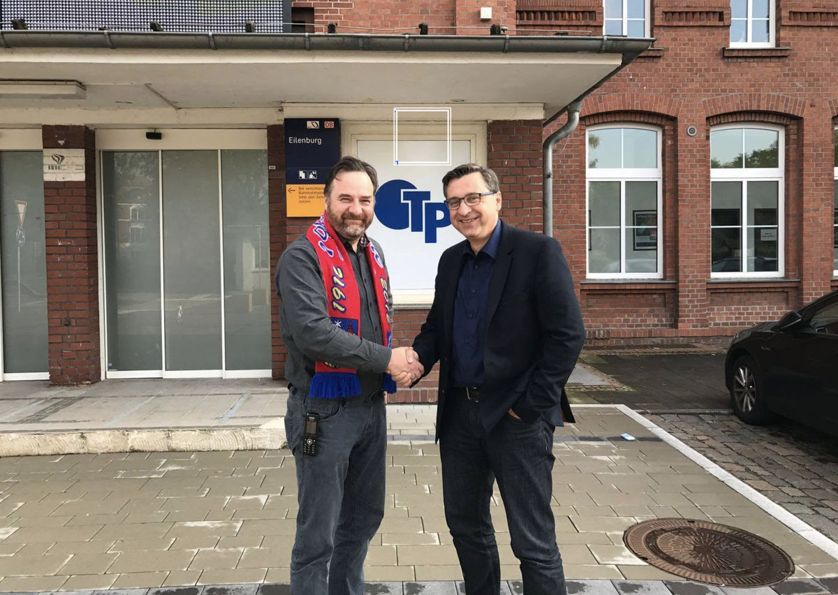 Handschlag vor dem Talk-Point-Sitz am historischen Bahnhof Eilenburg: Talk-Point wird Sponsor des FC Eilenburg (Oktober 2016).
