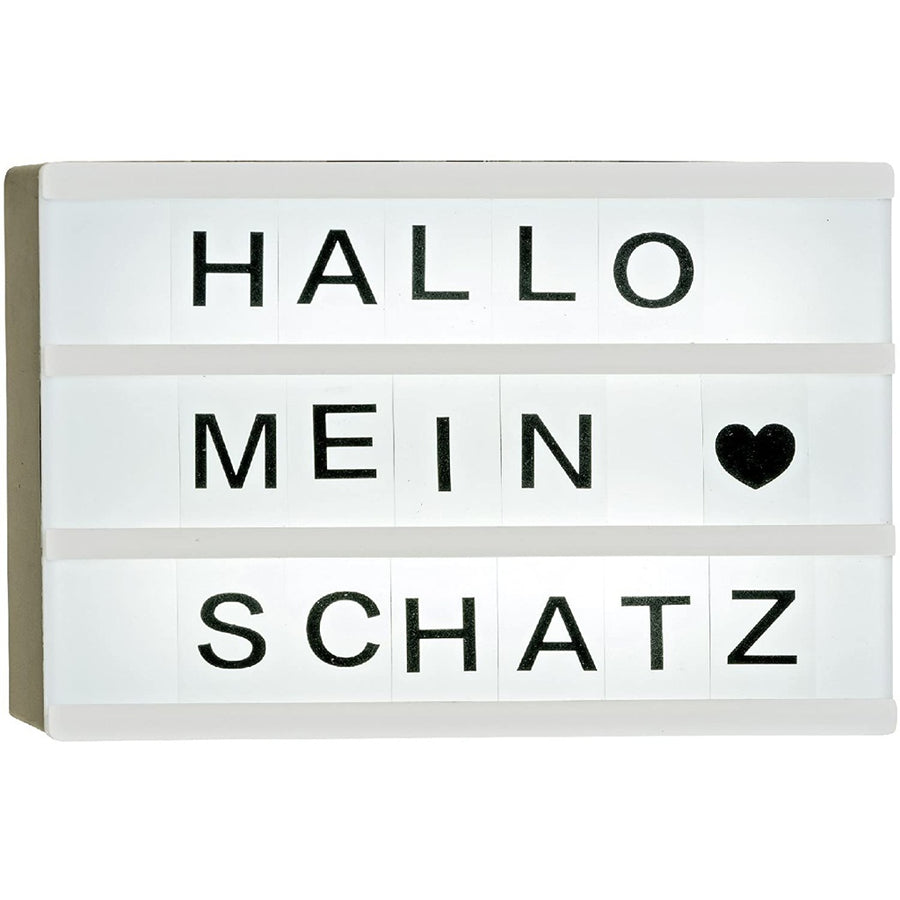 Ein Zettel am Kühlschrank geht zwischen Einkaufsliste und Post unter.